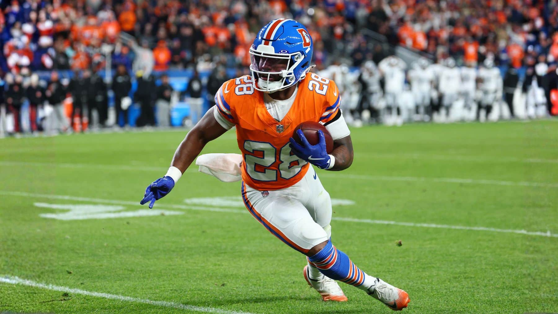 La defensa de Denver salva la noche: Broncos vencen 10-7 a Raiders en TNF