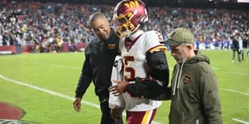 Jayden Daniels sufre una escalofriante lesión de codo y se teme el fin de la temporada