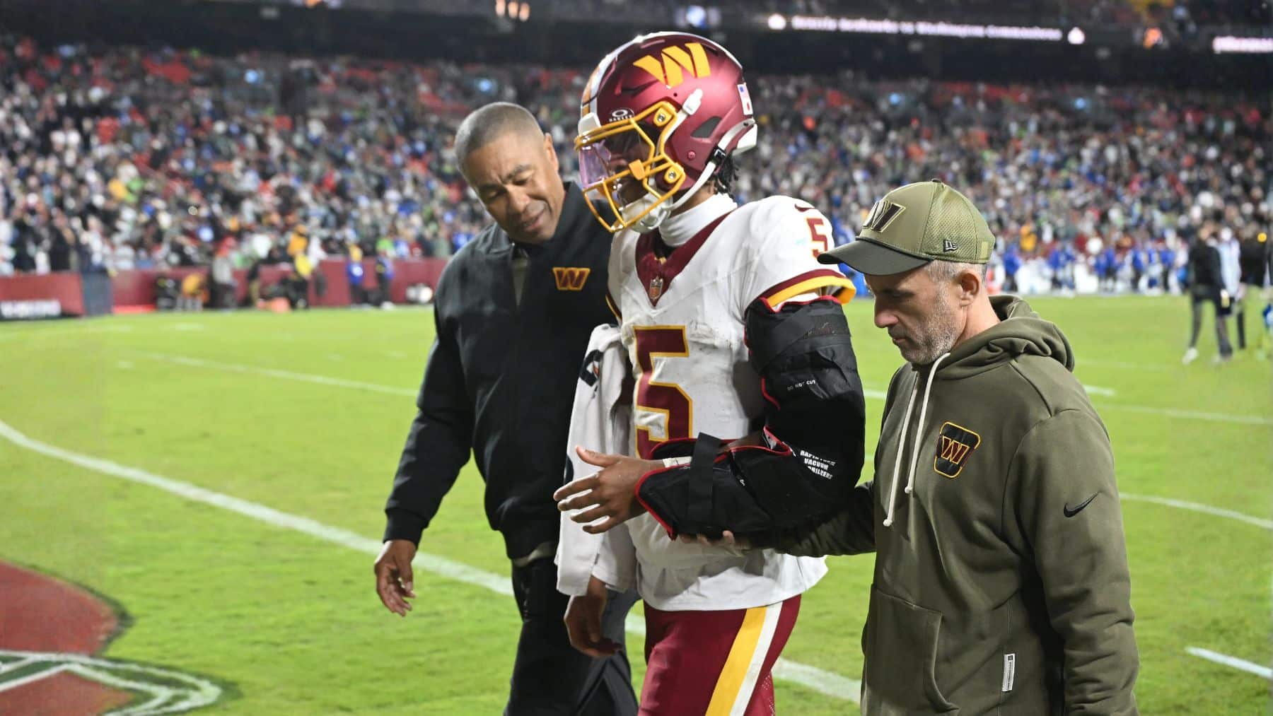 Jayden Daniels sufre una escalofriante lesión de codo y se teme el fin de la temporada