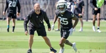 Crisis en Las Vegas: Los Raiders echan a McMahon tras la humillante derrota 10-7.