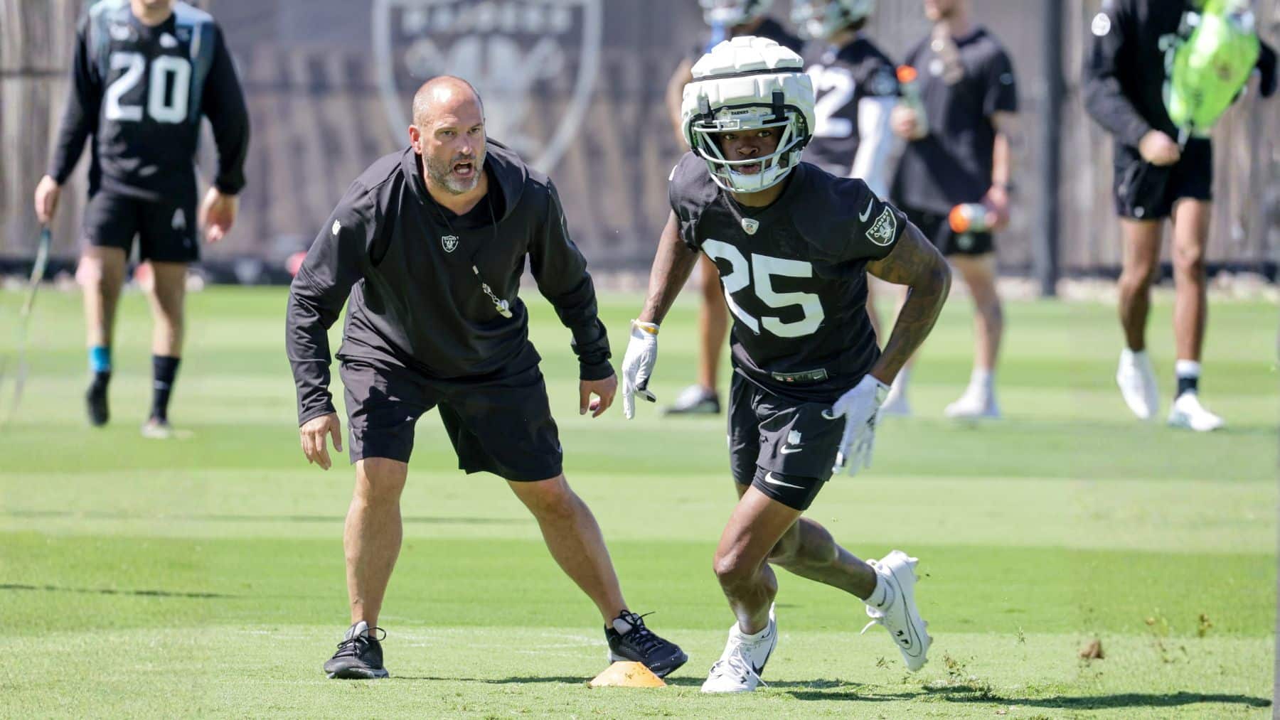 Crisis en Las Vegas: Los Raiders echan a McMahon tras la humillante derrota 10-7.